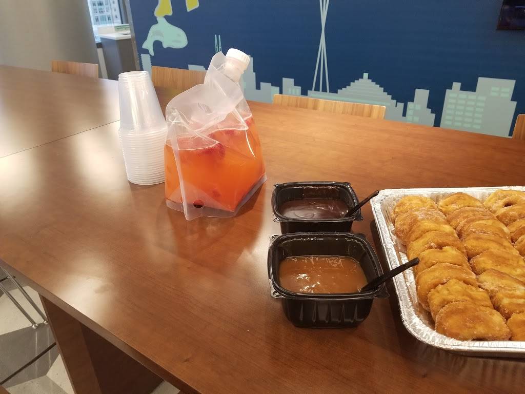 Red Robin Gourmet Burgers and Brews | restaurant | 408 Bellevue Square, Bellevue, WA 98004, USA | 4254539522 OR +1 425-453-9522