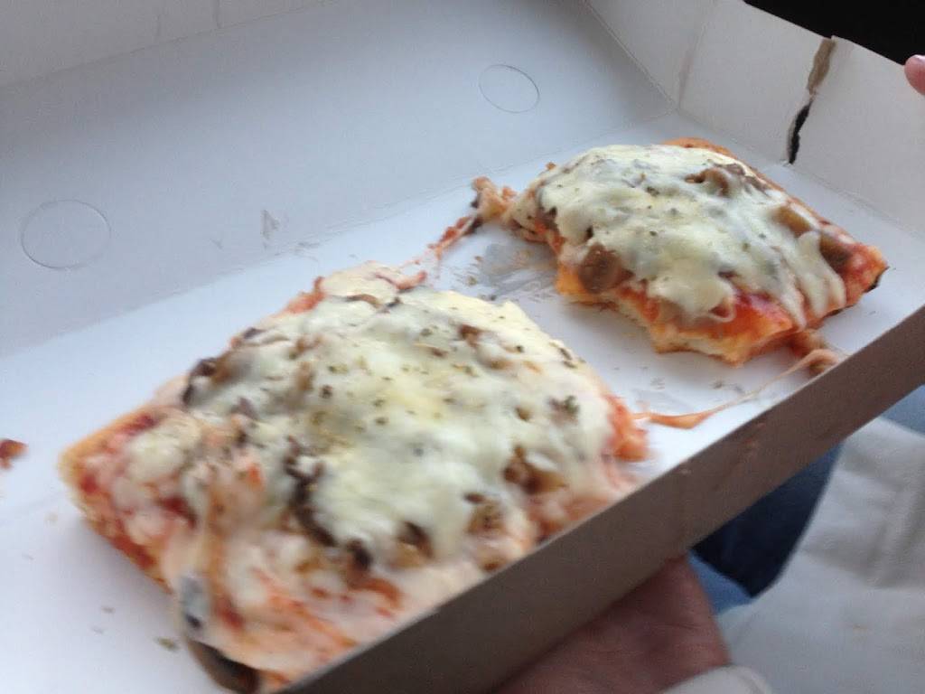 Della Salas Pizza | restaurant | 5527 Verona Rd, Verona, PA 15147, USA | 4127935656 OR +1 412-793-5656