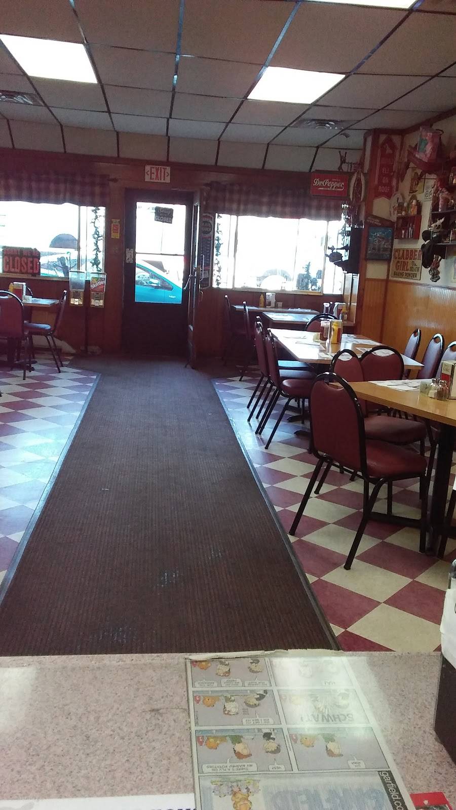 Hot Dog Hut Cafe | restaurant | 4 E Main St, Johnstown, NY 12095, USA | 5187623678 OR +1 518-762-3678