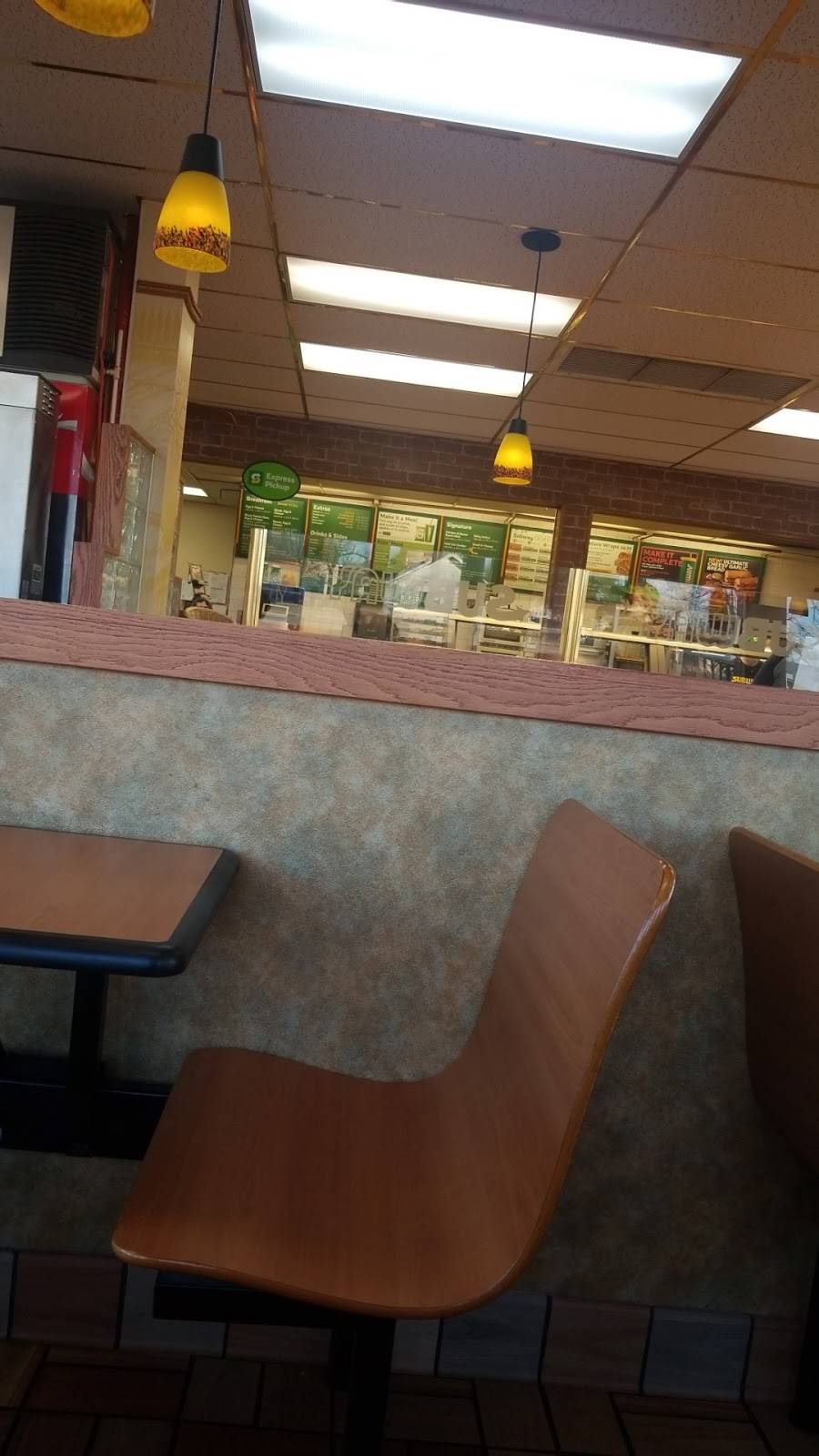 Subway | restaurant | 200 East Lincoln Ave, Charleston, IL 61920, USA | 2173487827 OR +1 217-348-7827