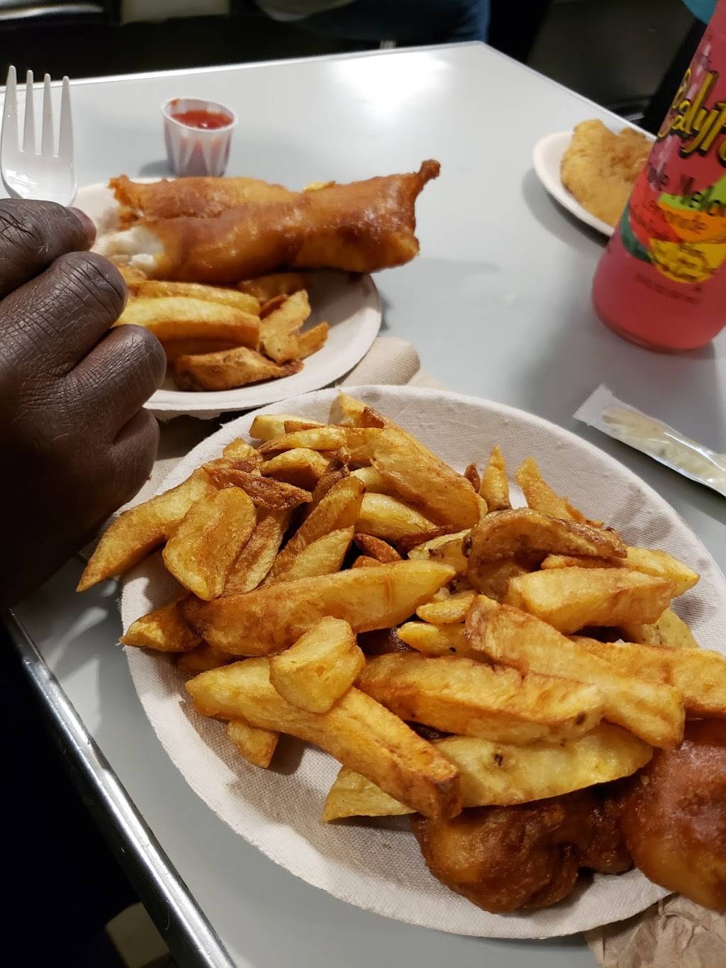 Hutch’s on the Beach | restaurant | 280 Van Wagners Beach Rd, Hamilton, ON L8E 3L8, Canada | 9055455508 OR +1 905-545-5508