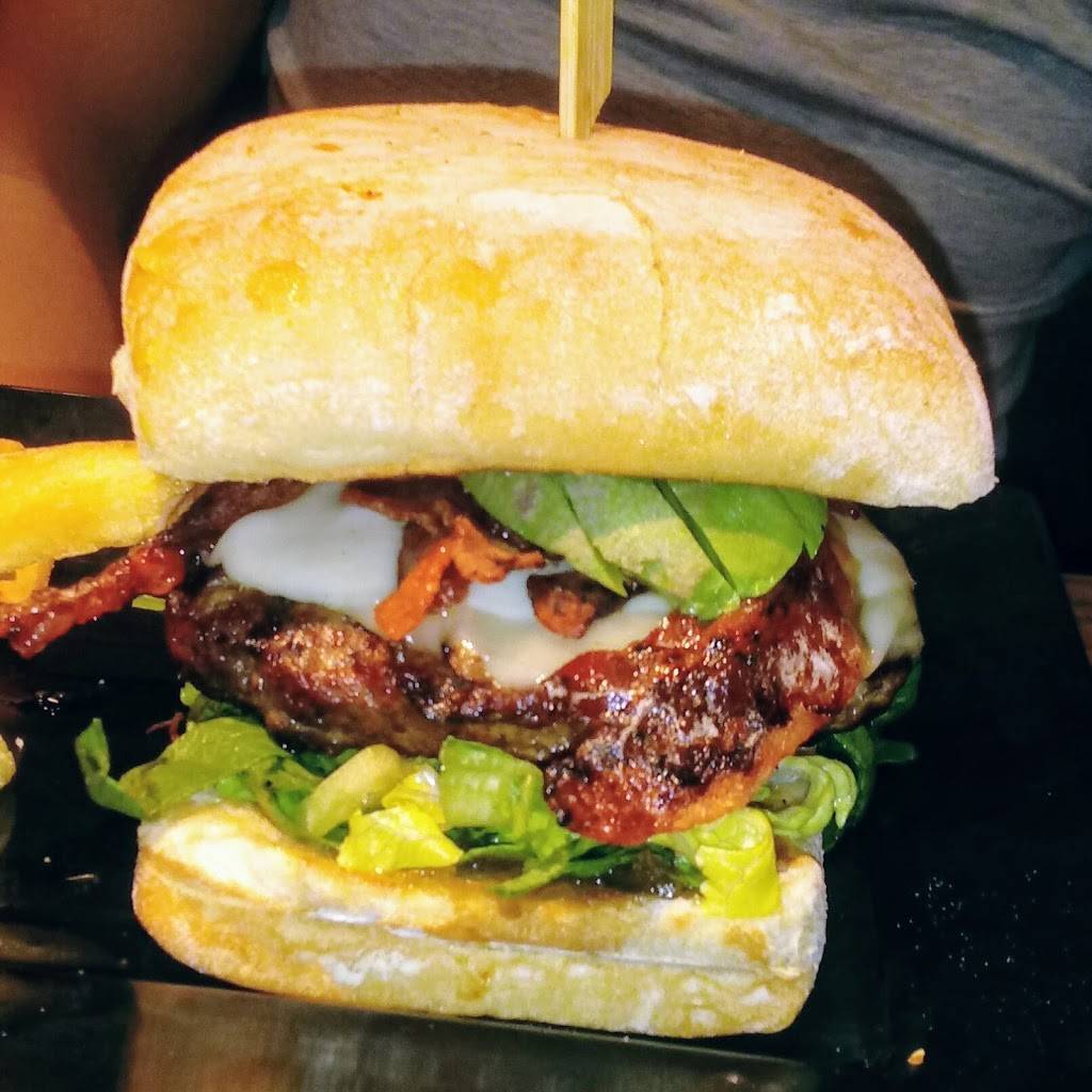 Red Robin Gourmet Burgers and Brews | restaurant | 170 W Hillcrest Dr, Thousand Oaks, CA 91360, USA | 8052301188 OR +1 805-230-1188