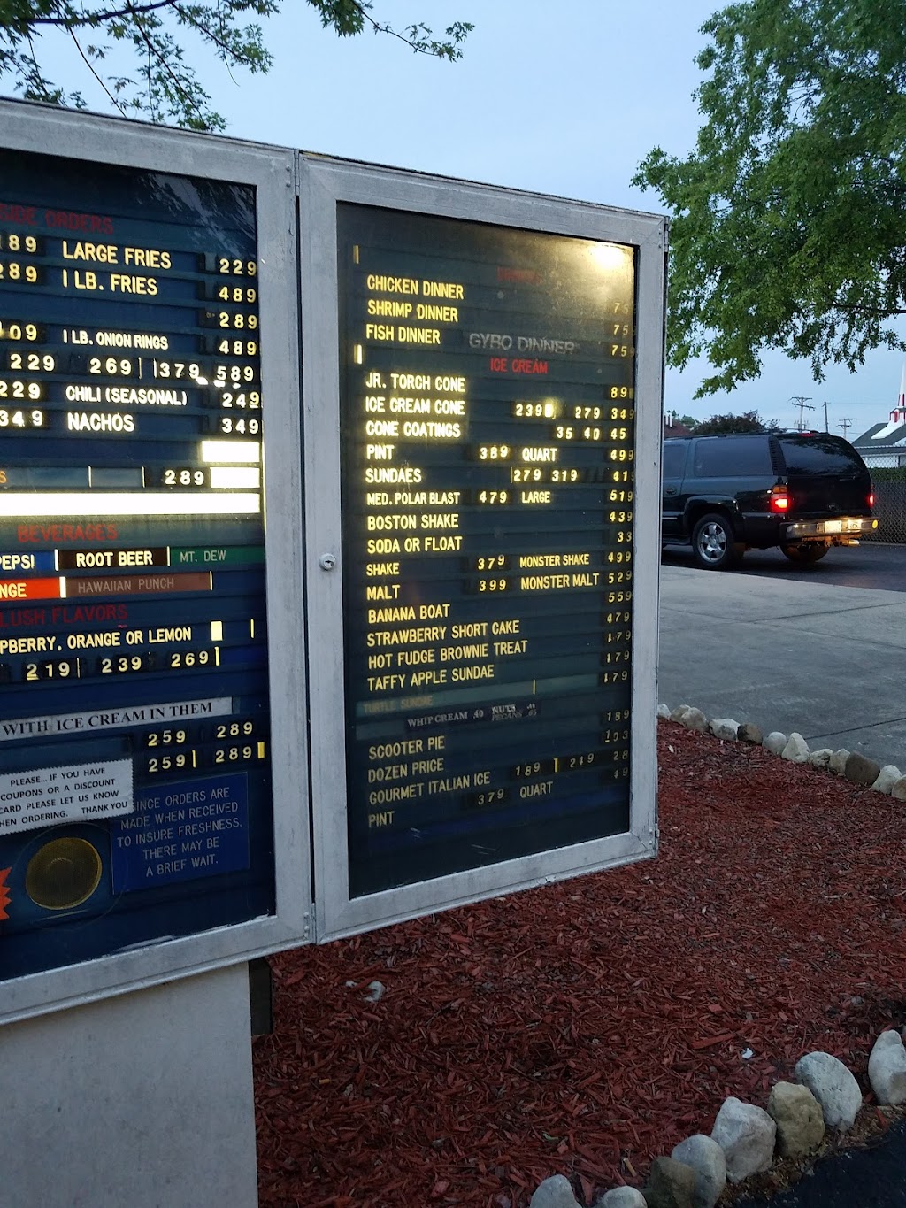 Shirls Drive-In Waukegan | restaurant | 2132 N Lewis Ave, Waukegan, IL 60087, USA | 8476238484 OR +1 847-623-8484