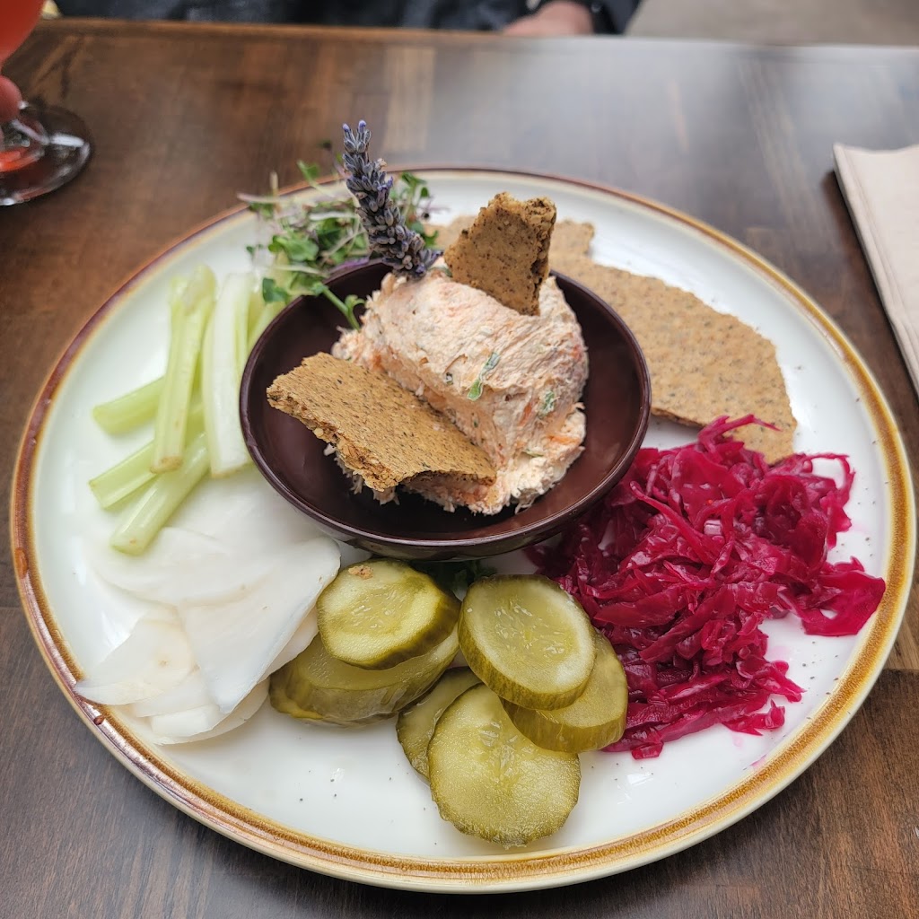 Yachats Brewing + Farmstore | restaurant | 348 US-101, Yachats, OR 97498, USA | 5415473884 OR +1 541-547-3884