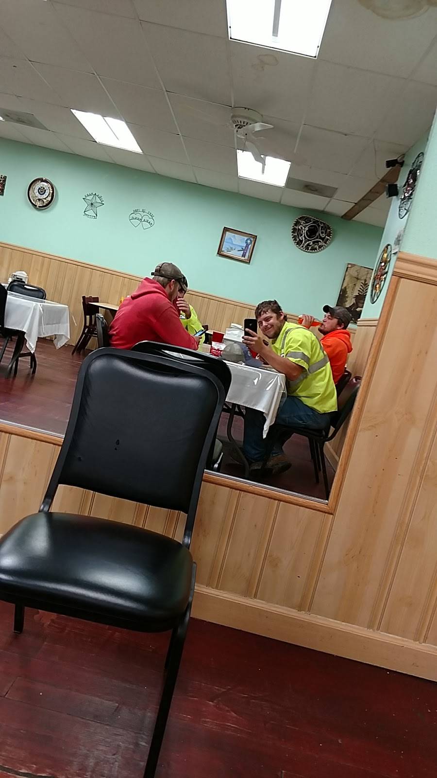 Dona Mary Restaurant And Bar | restaurant | 813 Front St, Gibbon, NE 68840, USA | 3084686612 OR +1 308-468-6612