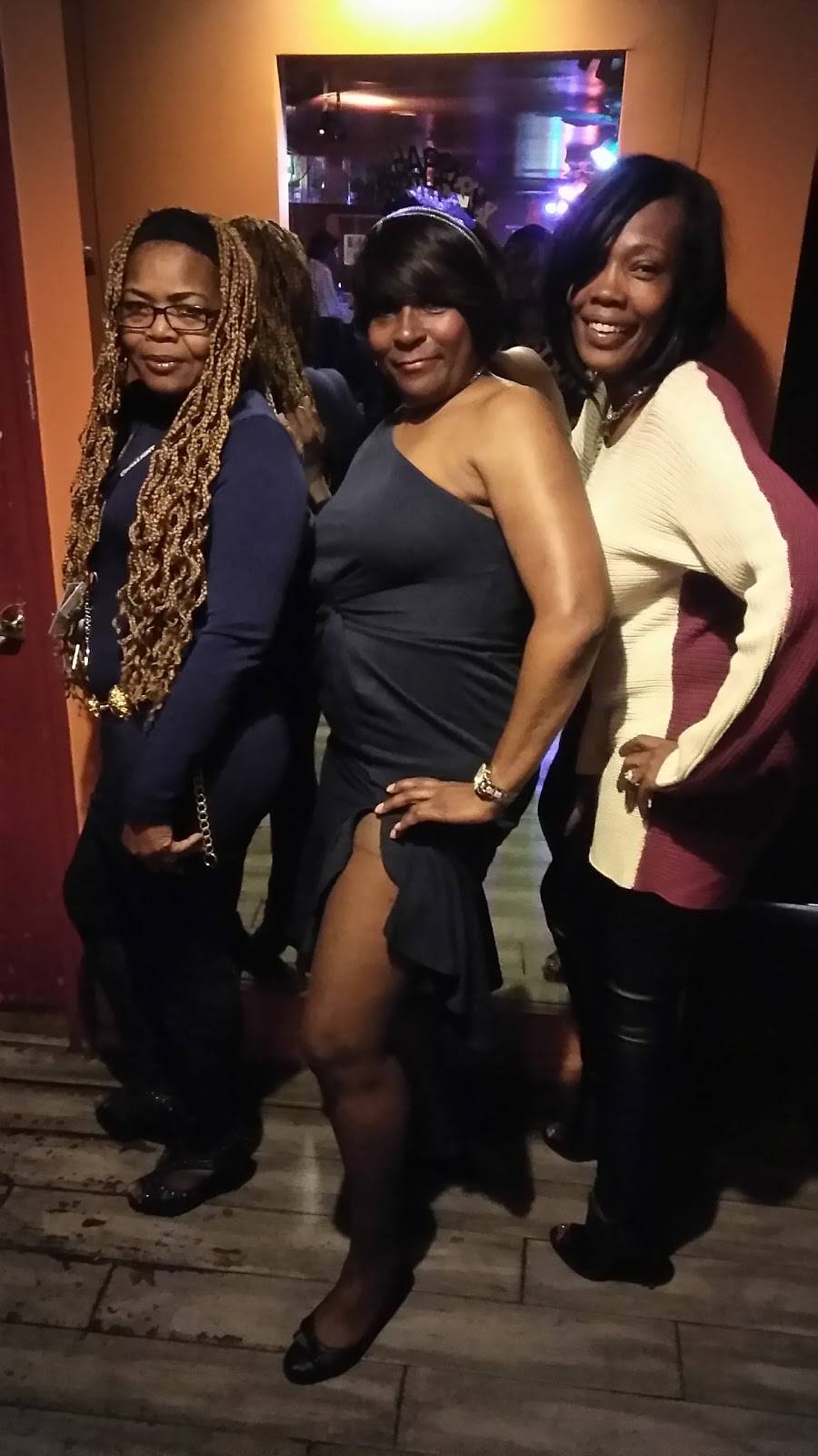 Red Apple BBQ & Lounge | restaurant | 2112 St Clair Ave, East St Louis, IL 62203, USA | 6188572203 OR +1 618-857-2203