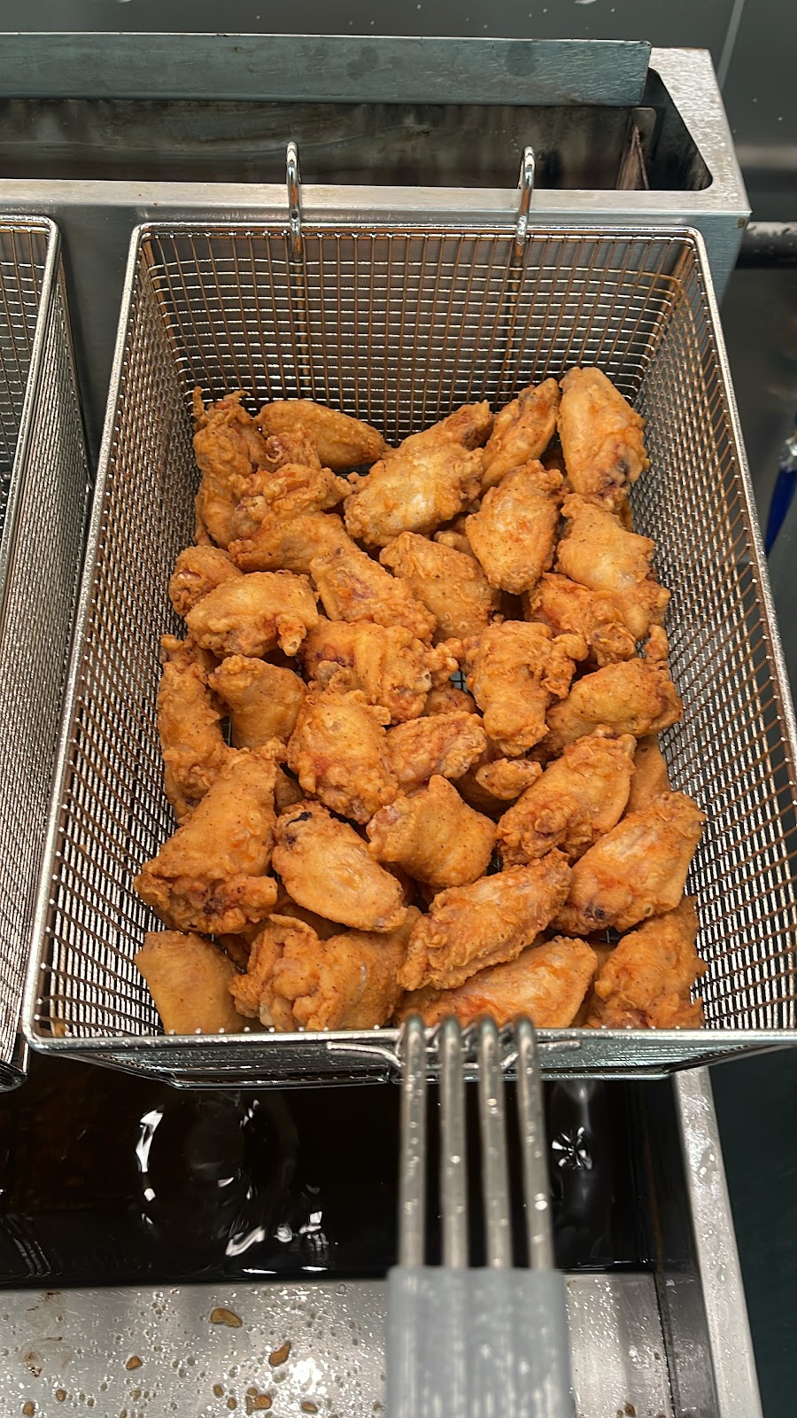 Slapping wings llc | restaurant | 1600 Oakland Park Ave, Columbus, OH 43224, USA | 6148241500 OR +1 614-824-1500