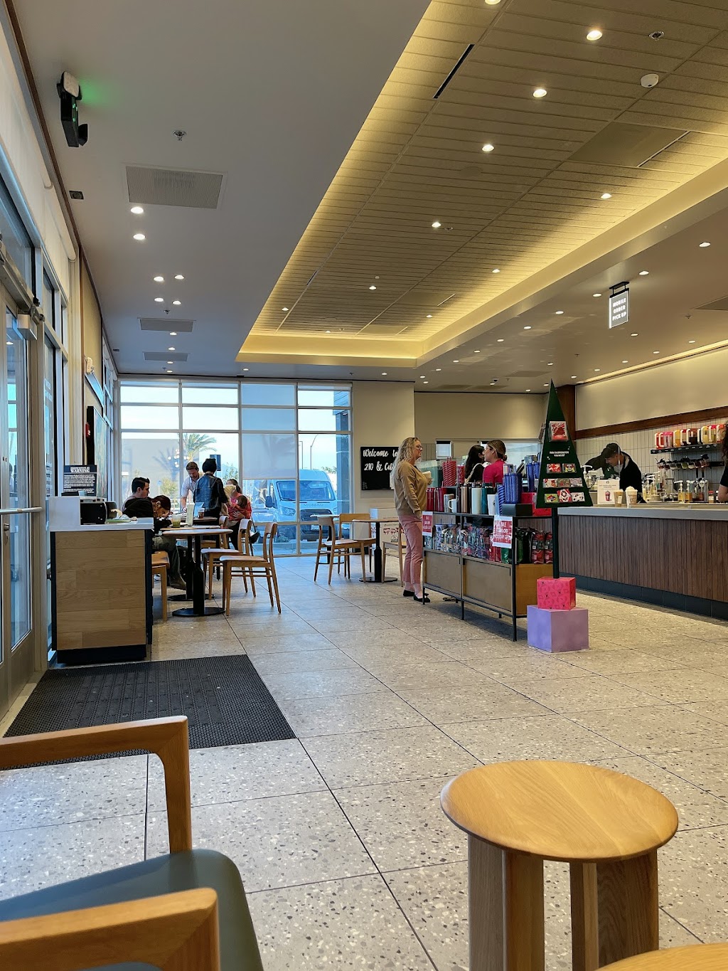 Starbucks | cafe | 16148 S Highland Ave, Fontana, CA 92336, USA | 9098087996 OR +1 909-808-7996