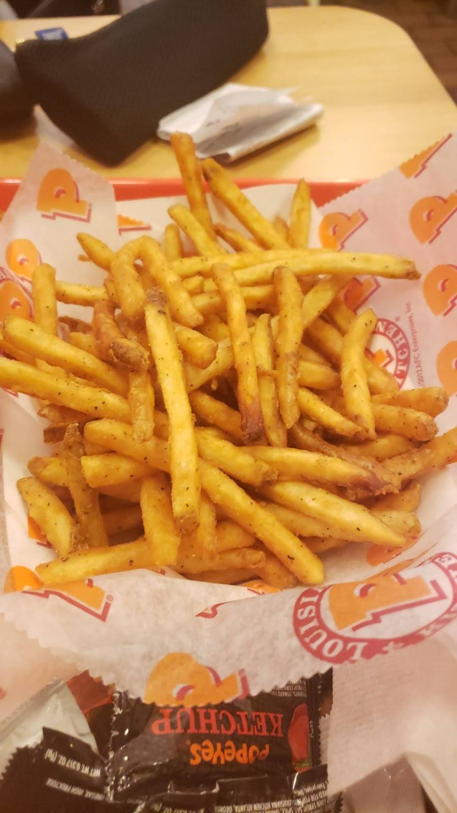 Popeyes Louisiana Kitchen | restaurant | 599 Divisadero St, San Francisco, CA 94117, USA | 4153463088 OR +1 415-346-3088