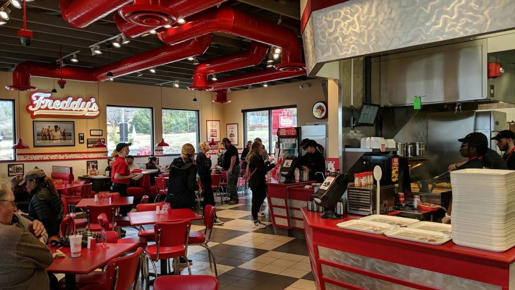 Freddys Frozen Custard & Steakburgers | restaurant | 301 N Bluff Rd, Collinsville, IL 62234, USA | 6187727184 OR +1 618-772-7184