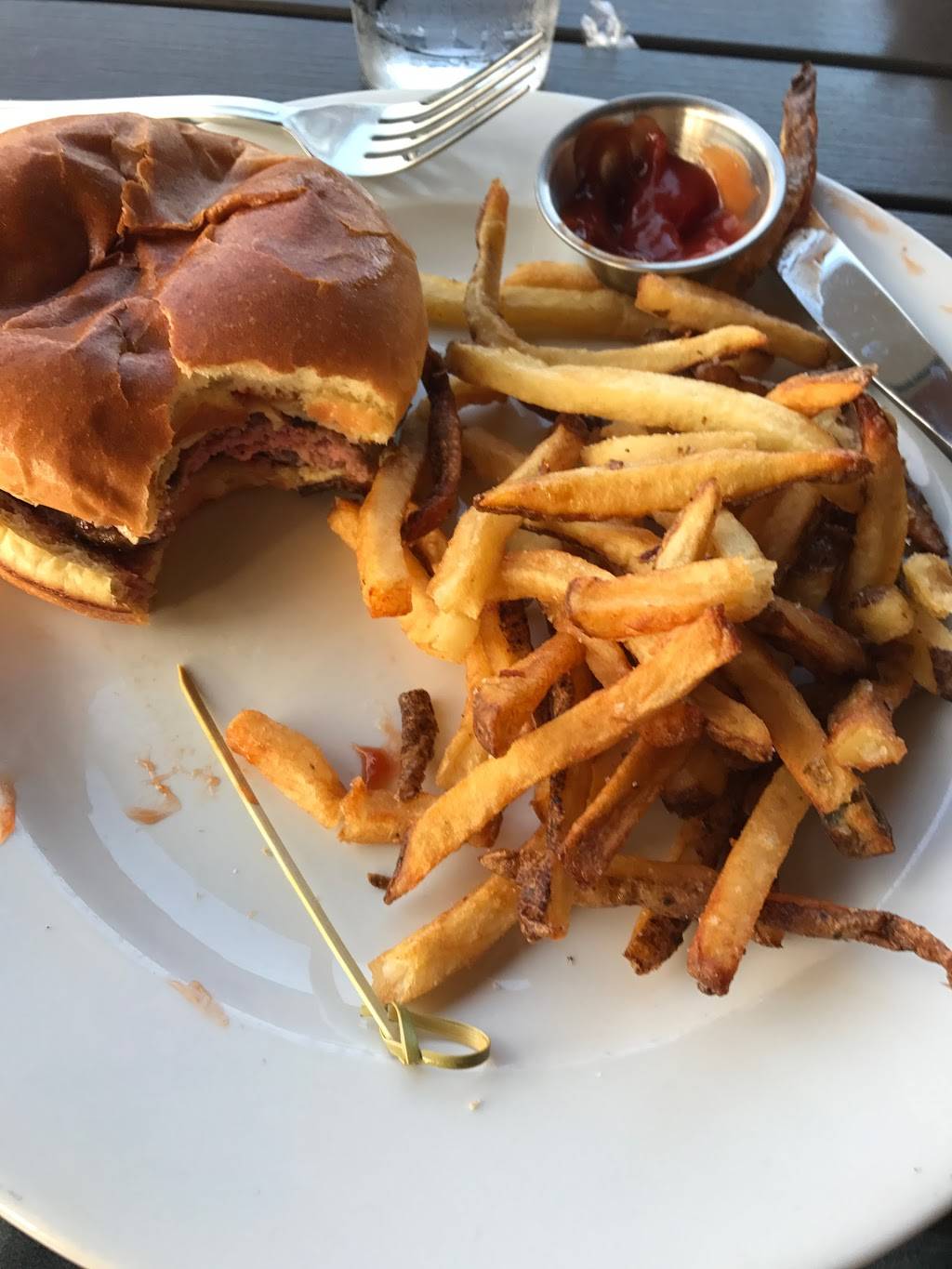 Burtons Grill & Bar of Charlotte | restaurant | 1601 E Woodlawn Rd A, Charlotte, NC 28209, USA | 9802990999 OR +1 980-299-0999