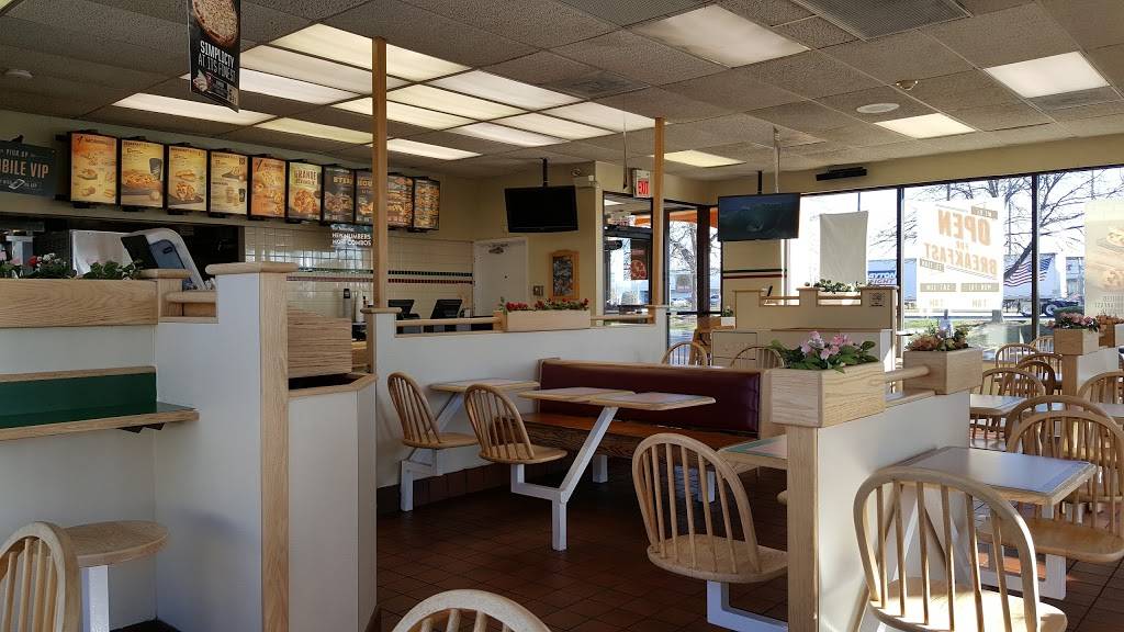 Taco Bell | meal takeaway | 1400 Busse Rd, Elk Grove Village, IL 60007, USA | 8478061377 OR +1 847-806-1377
