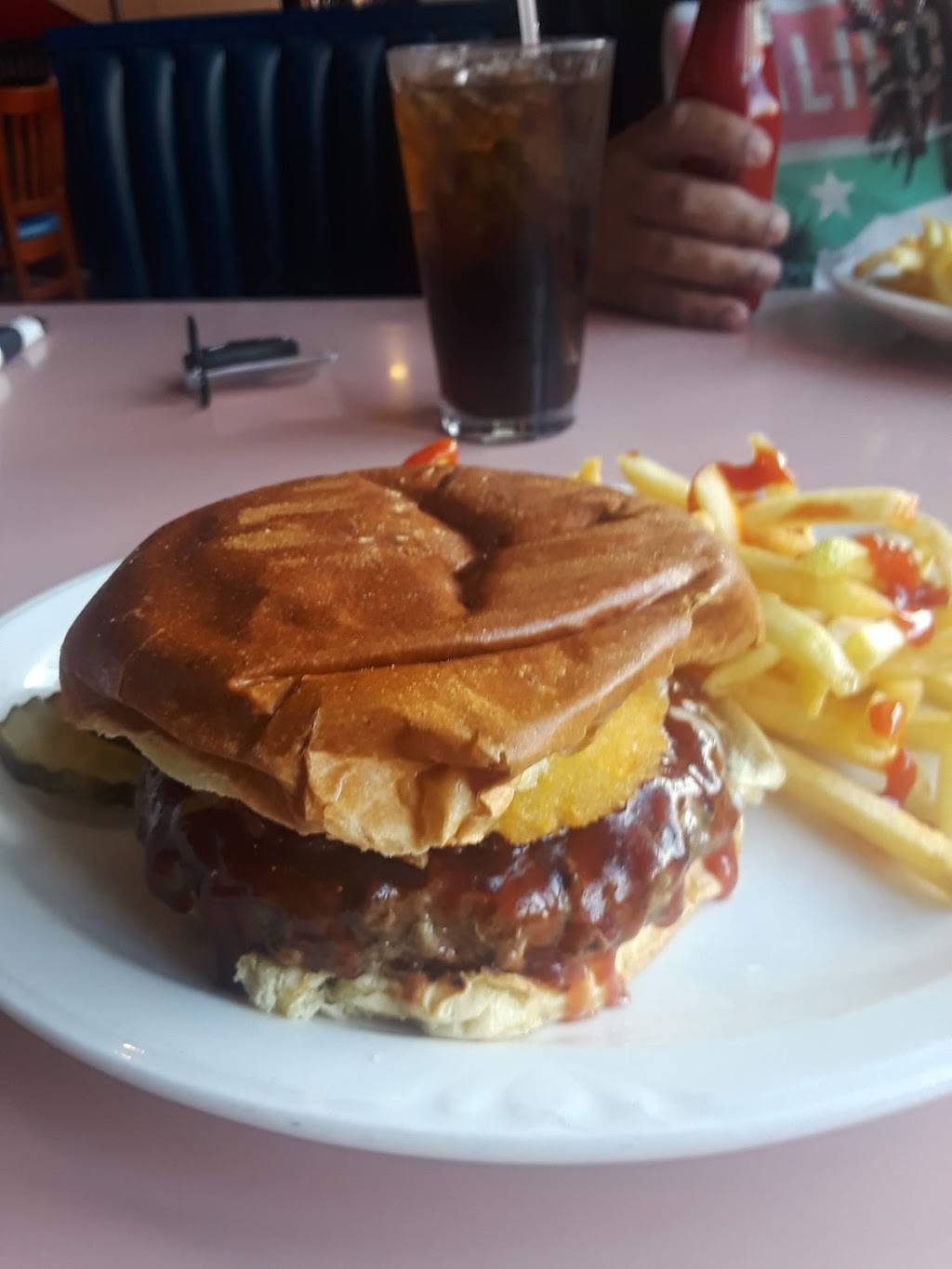 Roadhouse Cafe Bar & Grill | restaurant | 1031 Eisenhower Blvd, Harrisburg, PA 17111, USA | 7179399915 OR +1 717-939-9915