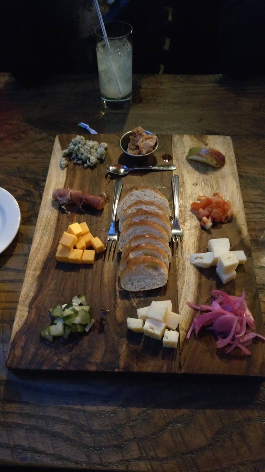 Friar Tucks Tavern | restaurant | 12 Water St, Mystic, CT 06355, USA | 8605726069 OR +1 860-572-6069