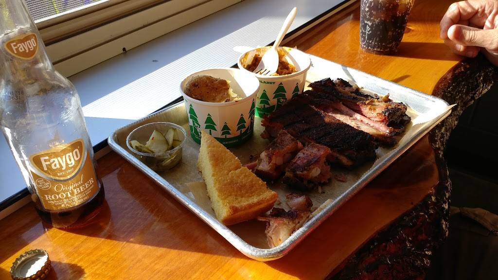 The Q Smokehouse | restaurant | 225 S James St, Ludington, MI 49431, USA | 2314253933 OR +1 231-425-3933