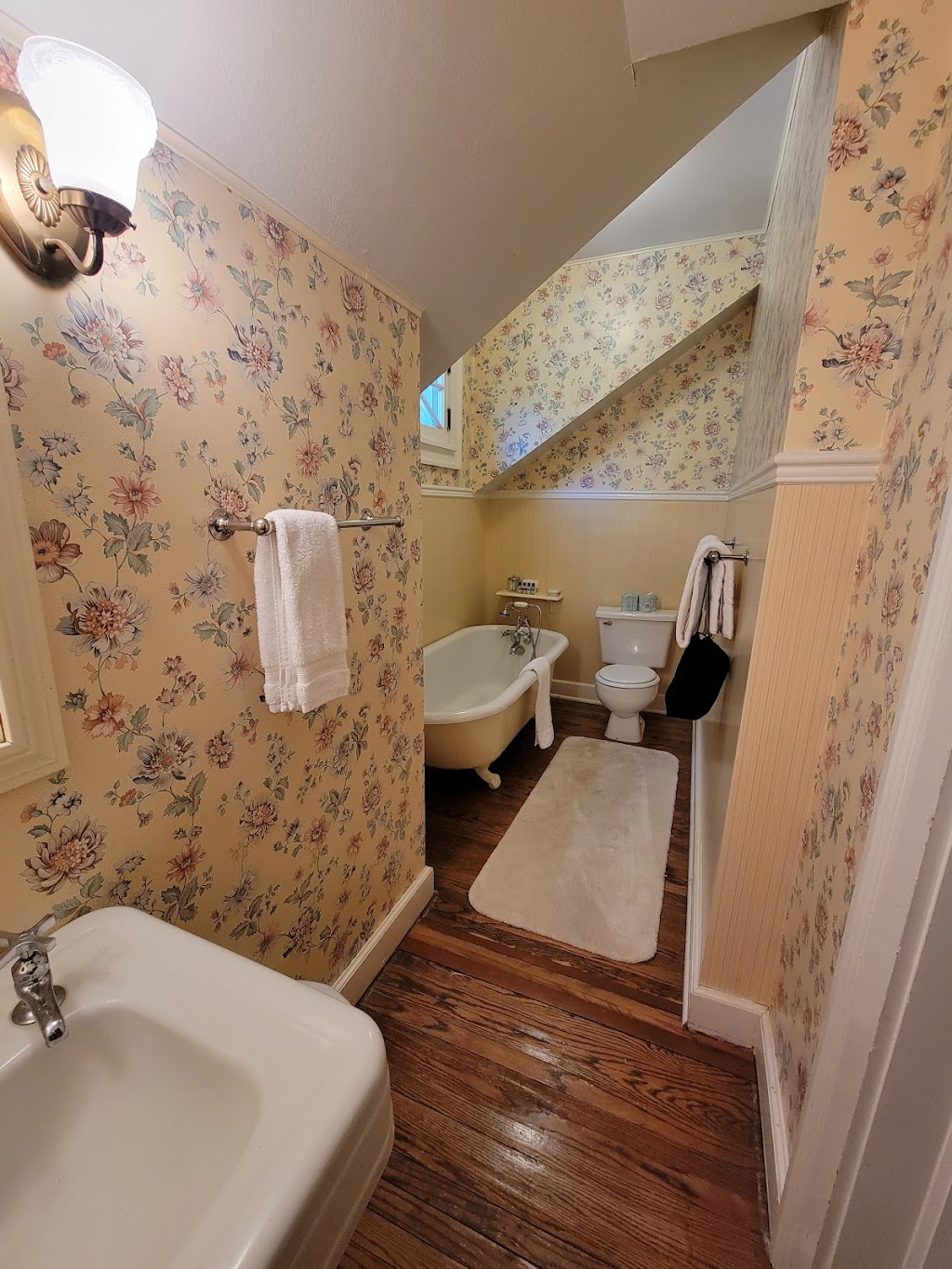 McCloud Hotel | restaurant | 408 Main St, McCloud, CA 96057, USA | 5309642822 OR +1 530-964-2822