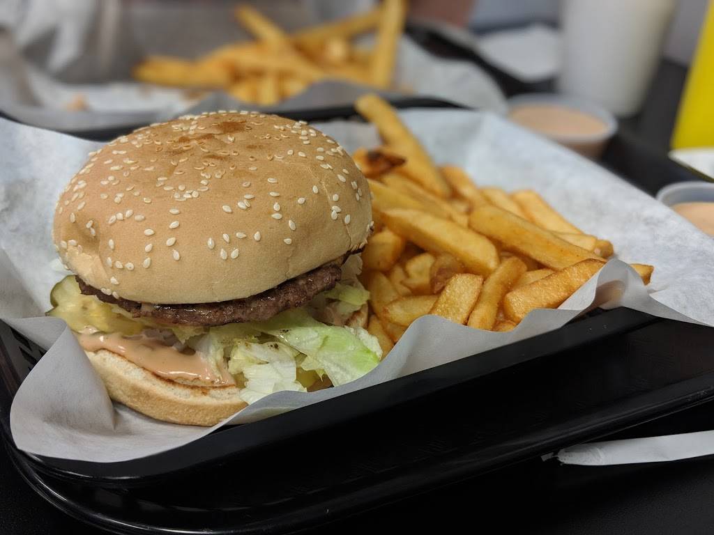 Luckys Burgers & Shakes | restaurant | 13849 N 19th Ave, Phoenix, AZ 85023, USA | 6023145214 OR +1 602-314-5214