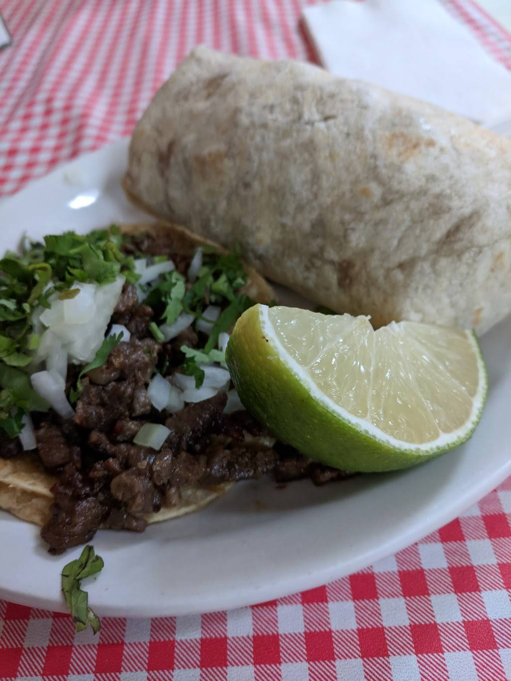 Taqueria Hernandez | restaurant | 6983 N Clark St, Chicago, IL 60626, USA | 7732741519 OR +1 773-274-1519