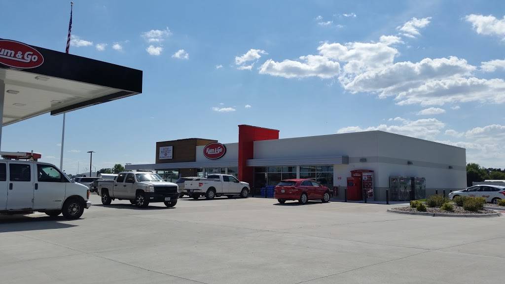 Kum & Go | meal takeaway | 5050 NW 2nd St, Des Moines, IA 50313, USA | 5152439365 OR +1 515-243-9365