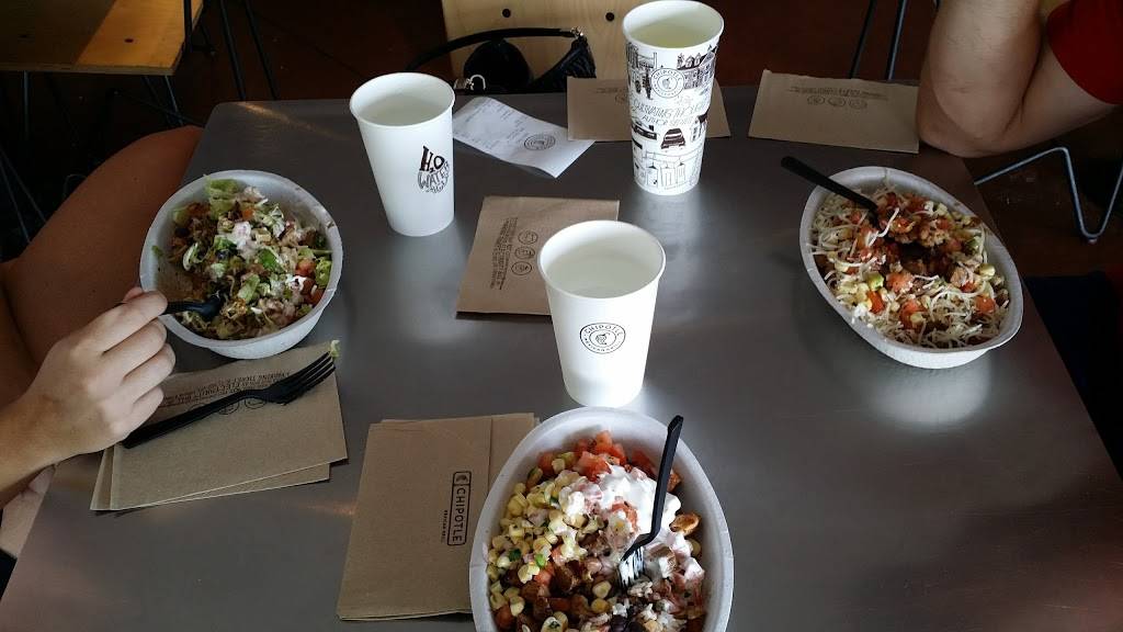 Chipotle Mexican Grill | restaurant | 6864 Johnson Dr, Mission, KS 66202, USA | 9132613530 OR +1 913-261-3530