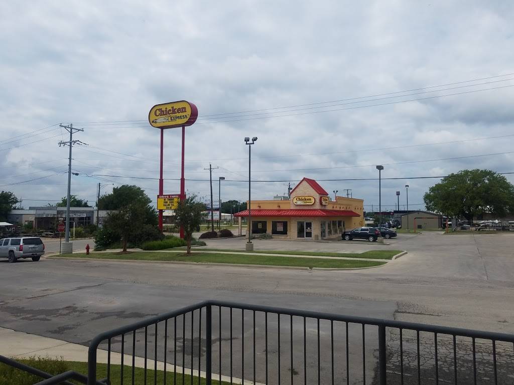 Chicken Express | restaurant | 200 Cummins St, Bowie, TX 76230, USA | 9408723600 OR +1 940-872-3600