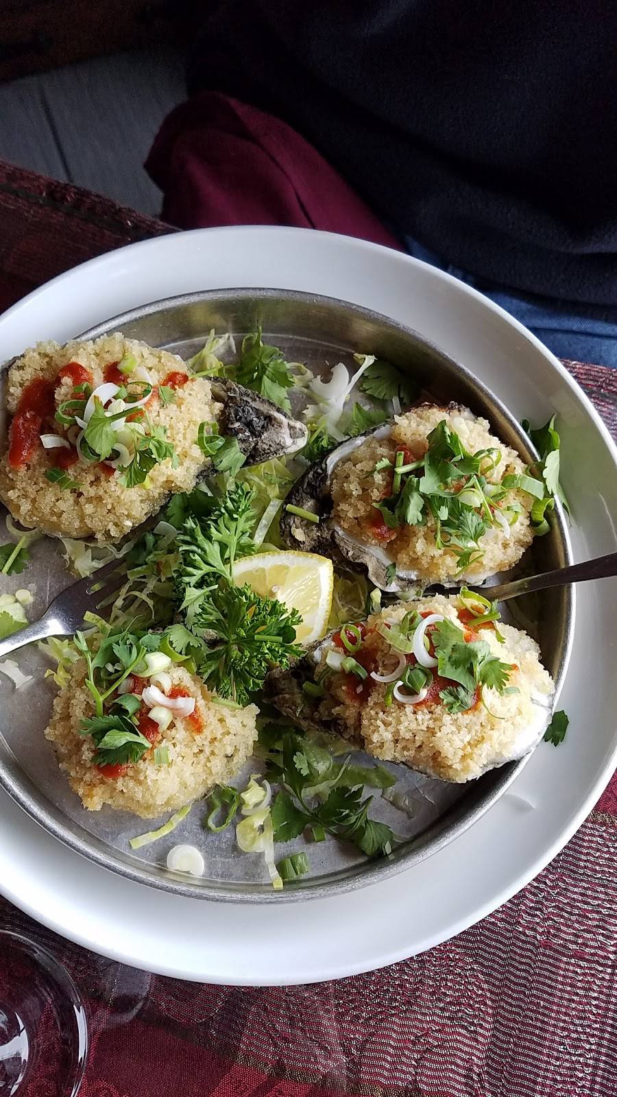 Sriracha Thai Bistro and Oyster Bar | restaurant | 2900 River Dr #118, Moline, IL 61265, USA | 3095173145 OR +1 309-517-3145