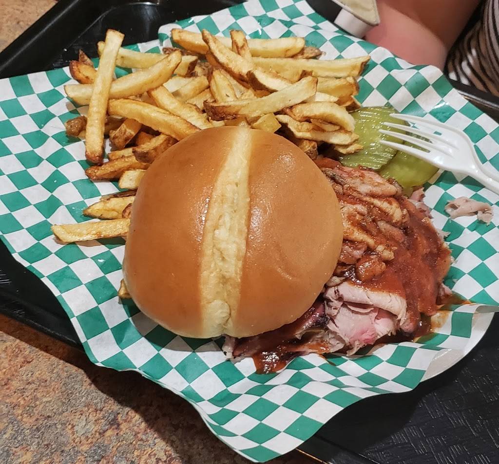 Big Ts Bar Bq | restaurant | 6201 Blue Pkwy, Kansas City, MO 64129, USA | 8169232278 OR +1 816-923-2278