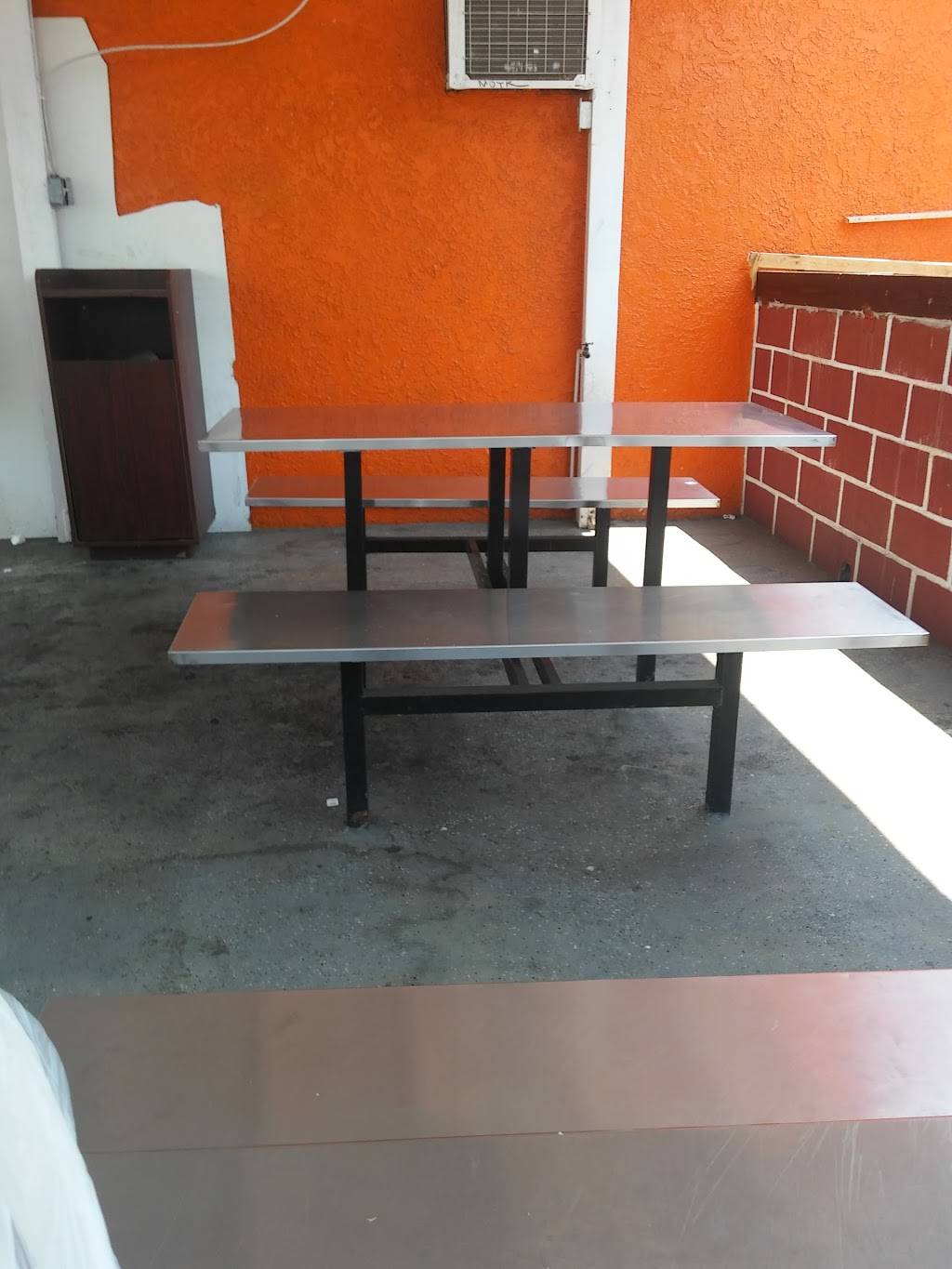 Hit the Spot | restaurant | 12813 S Willowbrook Ave, Compton, CA 90222, USA | 3106387136 OR +1 310-638-7136