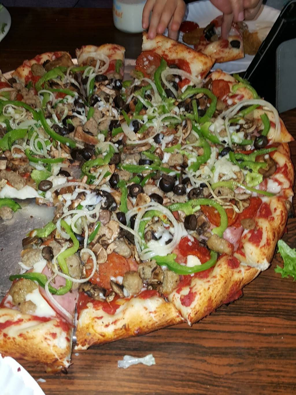 Howie & Sons Pizza Parlor | restaurant | 2430 S Mooney Blvd, Visalia, CA 93277, USA | 5597327949 OR +1 559-732-7949