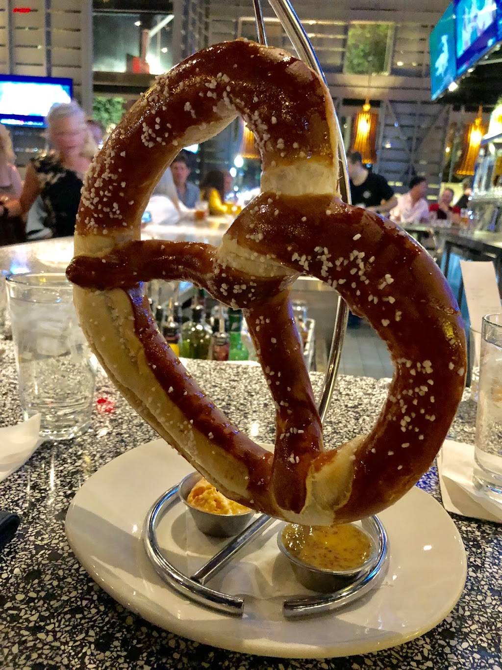 Public House Downtown | restaurant | 1132 16th St, Sacramento, CA 95814, USA | 9164460888 OR +1 916-446-0888