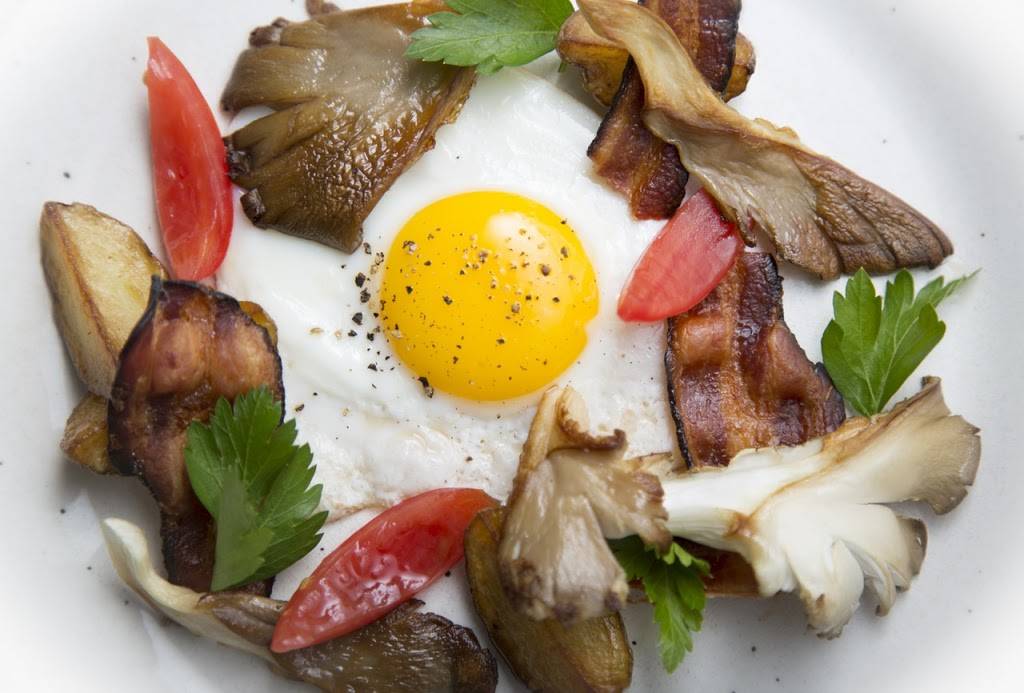 La Maison de ville - bed & bistro | restaurant | 353 Rue Saint-Patrice O, Magog, QC J1X 1W7, Canada | 8198682417 OR +1 819-868-2417