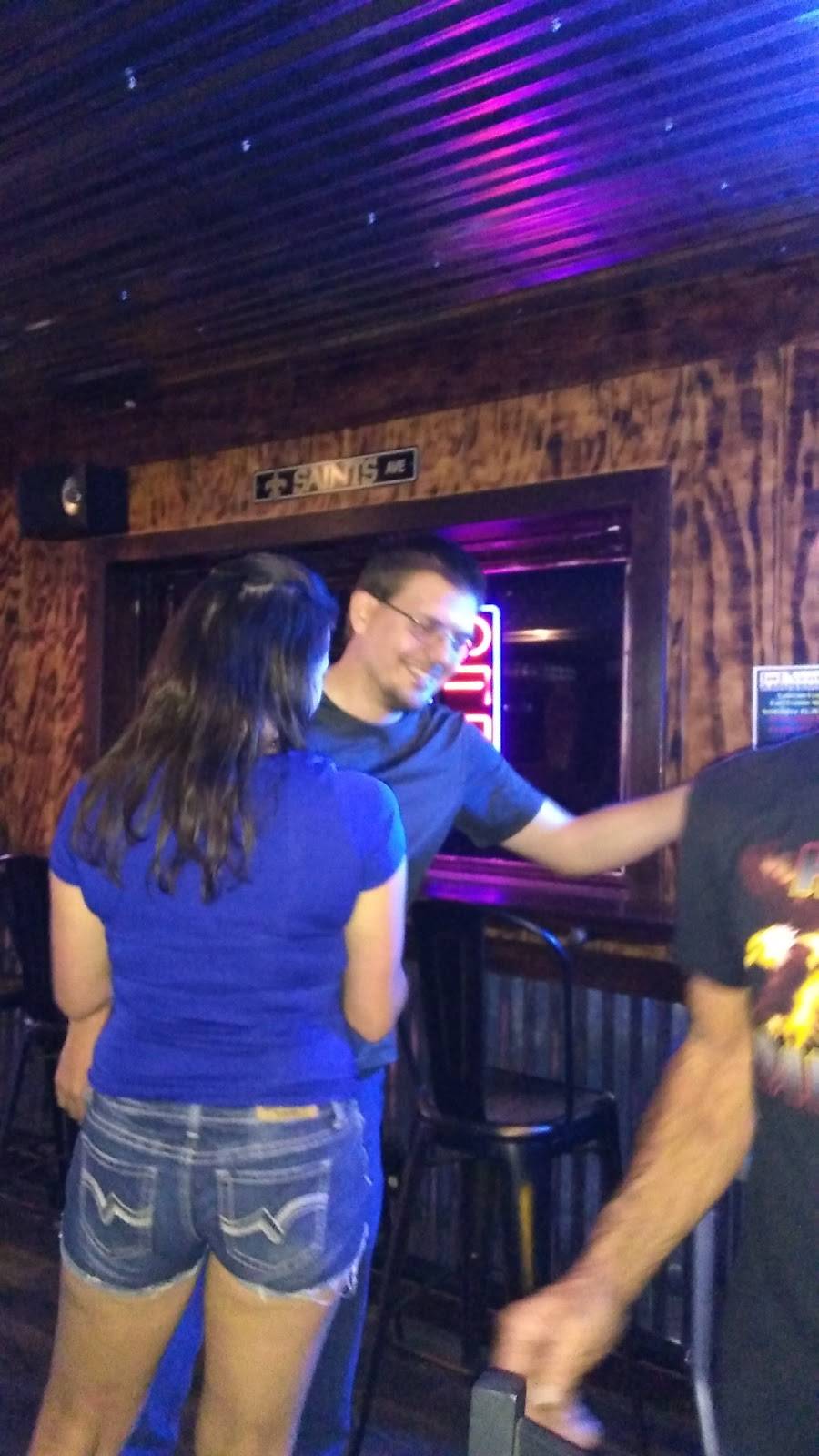 Pour House | restaurant | 111 E Locust St, Fieldon, IL 62031, USA | 6183763374 OR +1 618-376-3374