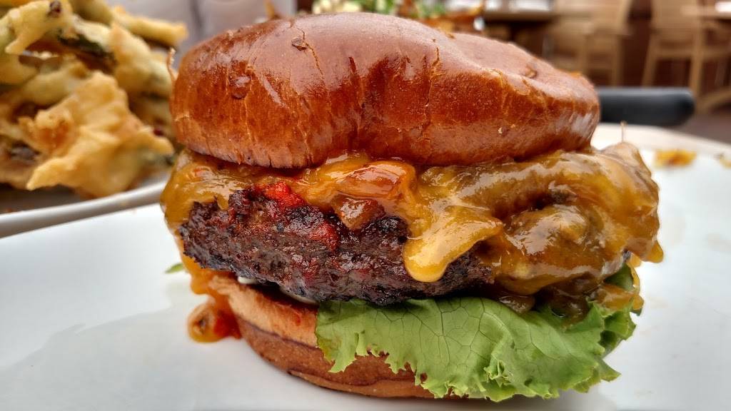 Dukes Alehouse and Kitchen | restaurant | 110 N Main St, Crystal Lake, IL 60014, USA | 8153569980 OR +1 815-356-9980