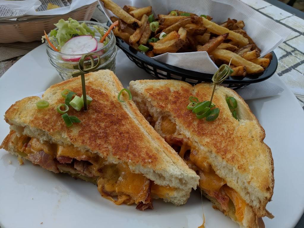 Bistro LAutre Oeil | restaurant | 152 Rue Principale, Gatineau, QC J9H 3M8, Canada | 8196821221 OR +1 819-682-1221