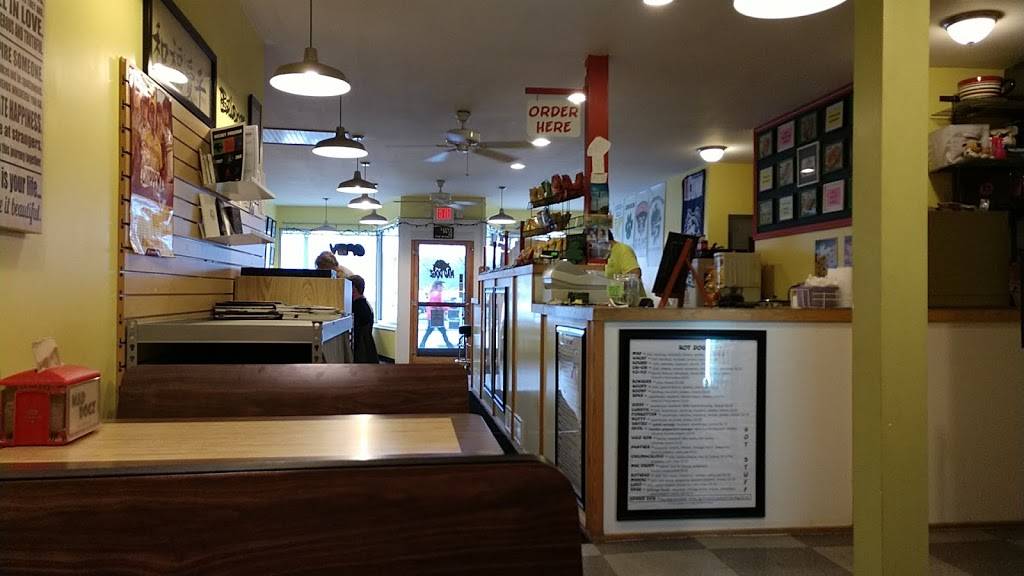 Mad Dogz | restaurant | 3916 W River Dr NE, Comstock Park, MI 49321, USA | 6166479449 OR +1 616-647-9449