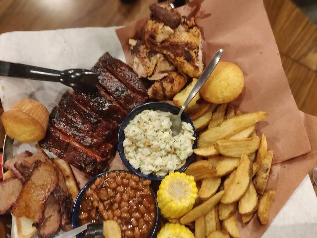 Famous Daves Bar-B-Que | restaurant | 1930 7th St W, St Paul, MN 55116, USA | 6516998800 OR +1 651-699-8800