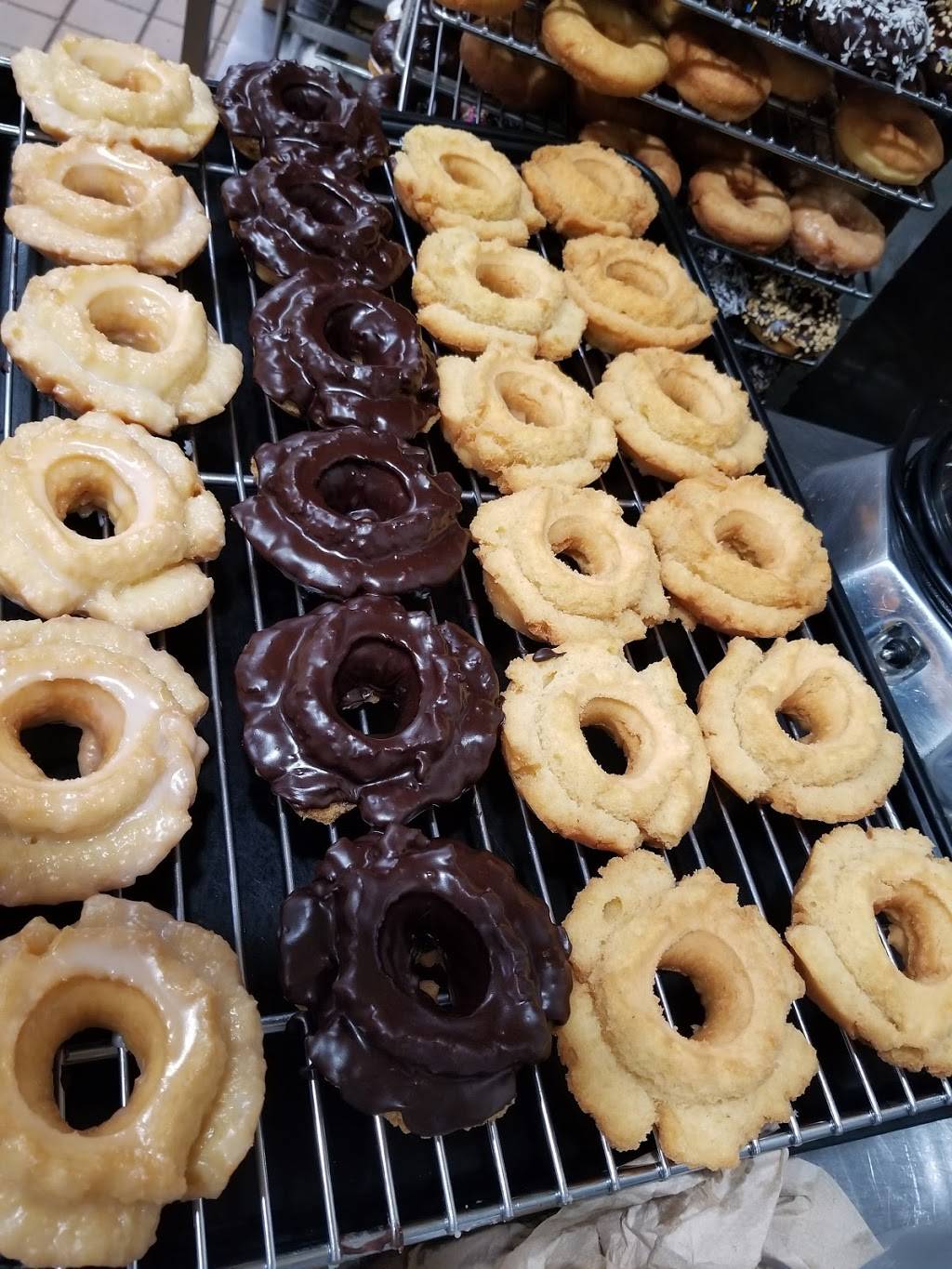 Winchells Donut House | cafe | 2501 San Pedro St, Los Angeles, CA 90011, USA | 2137459038 OR +1 213-745-9038