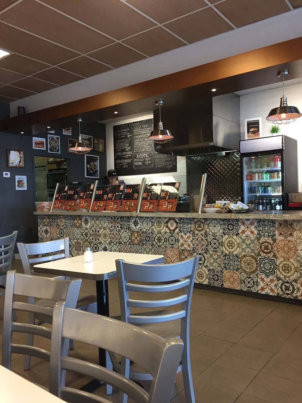 Snak Bar | Cuisinomane | restaurant | 17659 Rue Charles, Mirabel, QC J7J 1L8, Canada | 4504209398 OR +1 450-420-9398