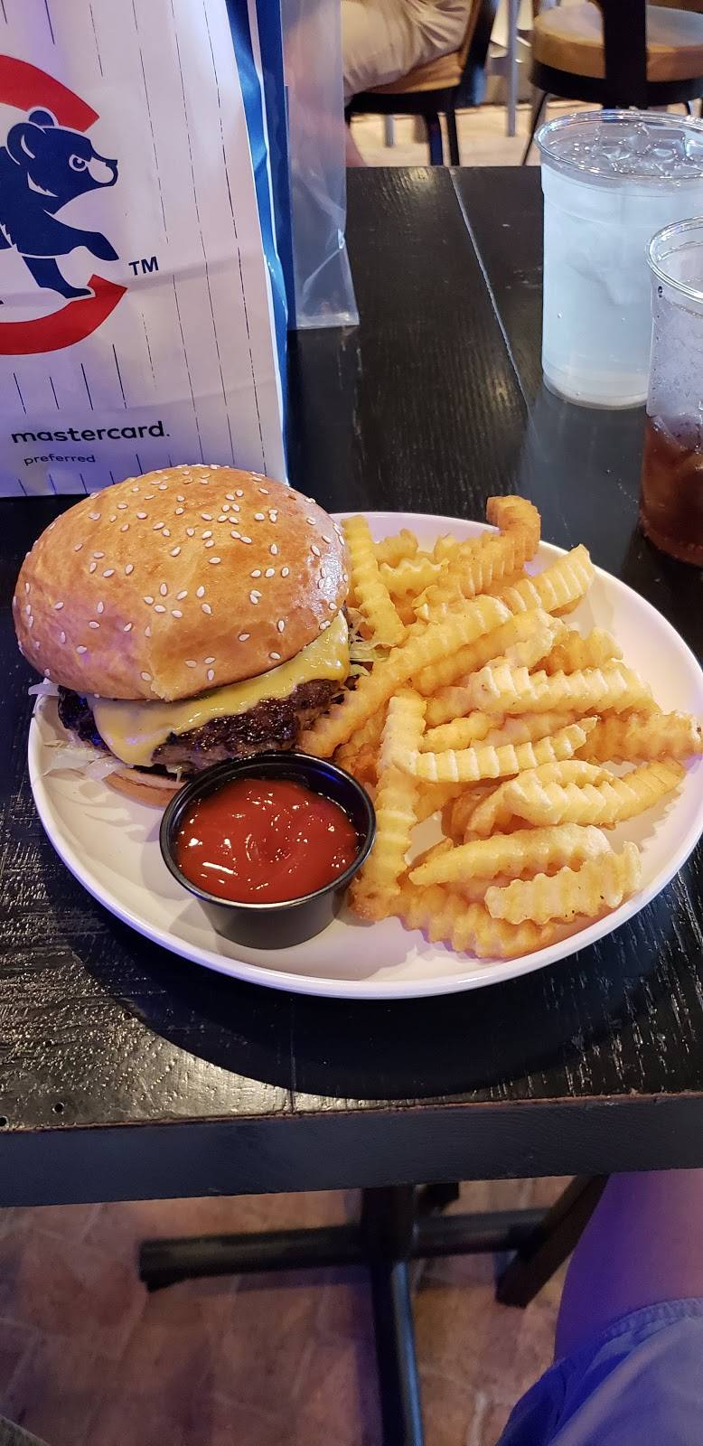 Budweiser Brickhouse Tavern | restaurant | 3647 N Clark St, Chicago, IL 60613, USA | 7733774770 OR +1 773-377-4770