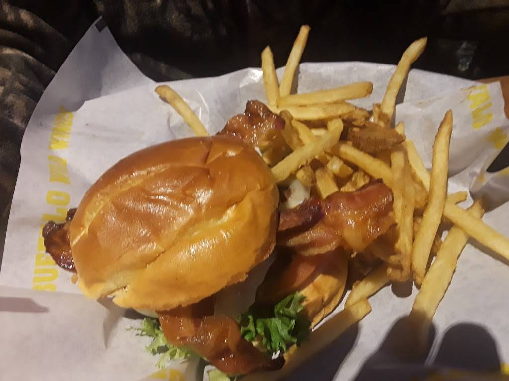 Buffalo Wild Wings | restaurant | 7875 Waynetowne Blvd, Huber Heights, OH 45424, USA | 9372377771 OR +1 937-237-7771