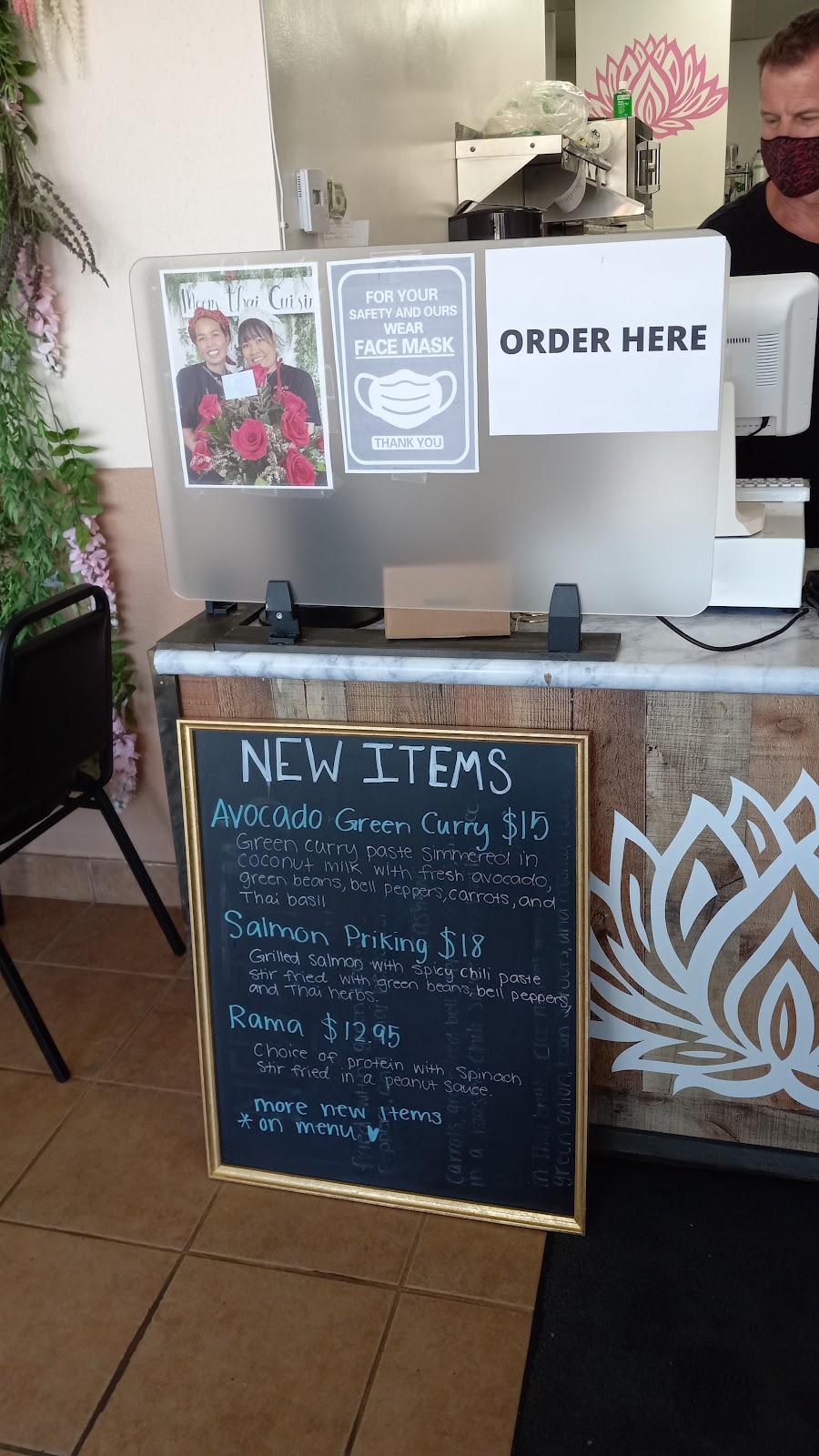 Moons Thai Cuisine | restaurant | 1700 E Thompson Blvd, Ventura, CA 93001, USA | 8056283272 OR +1 805-628-3272