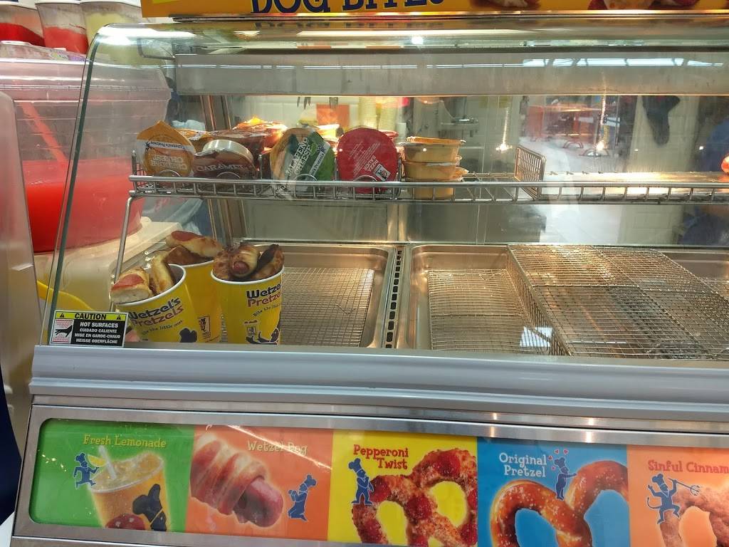 Wetzels Pretzels | restaurant | 60 E Broadway, Bloomington, MN 55425, USA | 9524267694 OR +1 952-426-7694