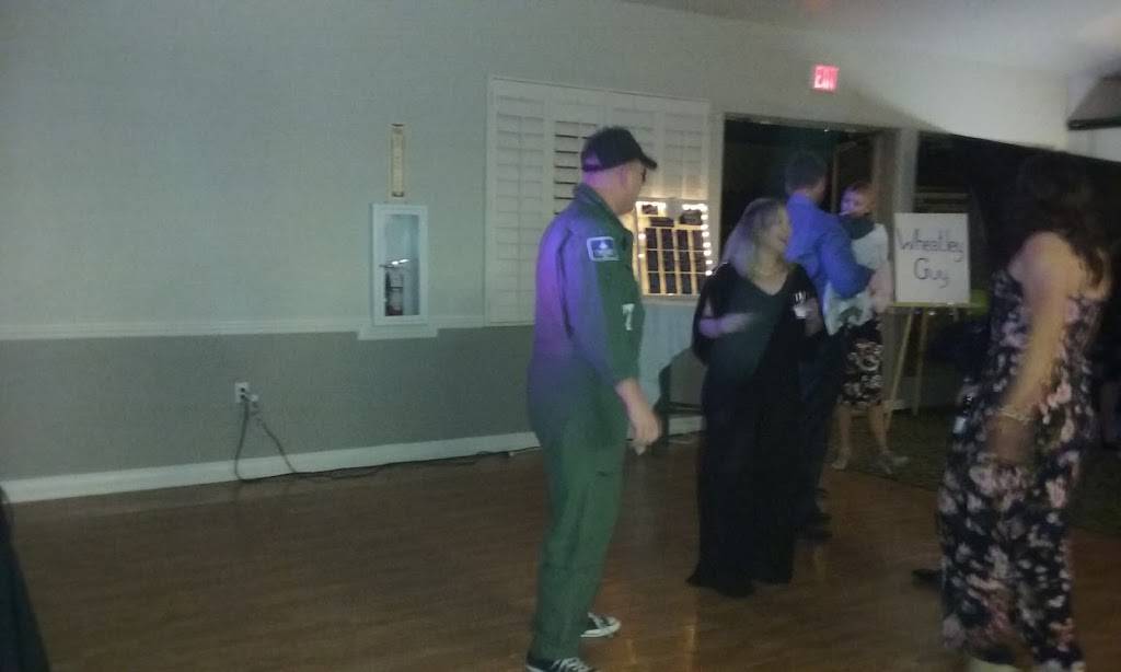 Fat Willys Family Sports Grill | restaurant | 650 N Hawes Rd, Mesa, AZ 85207, USA | 4803734444 OR +1 480-373-4444