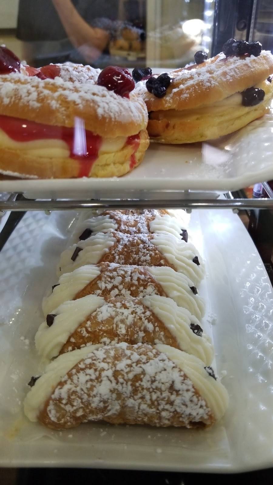 Casa Mia | restaurant | 1985 Queen St E, Toronto, ON M4L 1J1, Canada | 6473491340 OR +1 647-349-1340