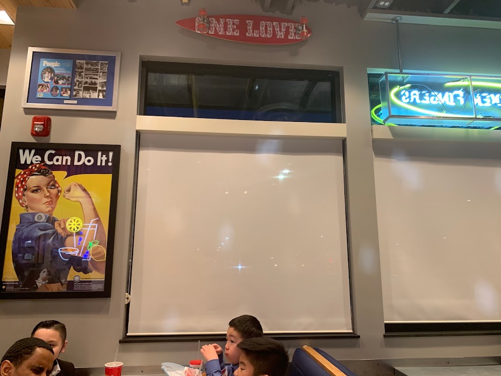 Raising Canes Chicken Fingers | restaurant | 1579 E Prosperity Ave, Tulare, CA 93274, USA | 5596855301 OR +1 559-685-5301