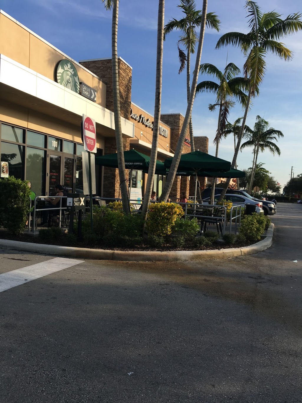 Starbucks | cafe | 5796 S University Dr #101, Davie, FL 33328, USA | 9546803217 OR +1 954-680-3217