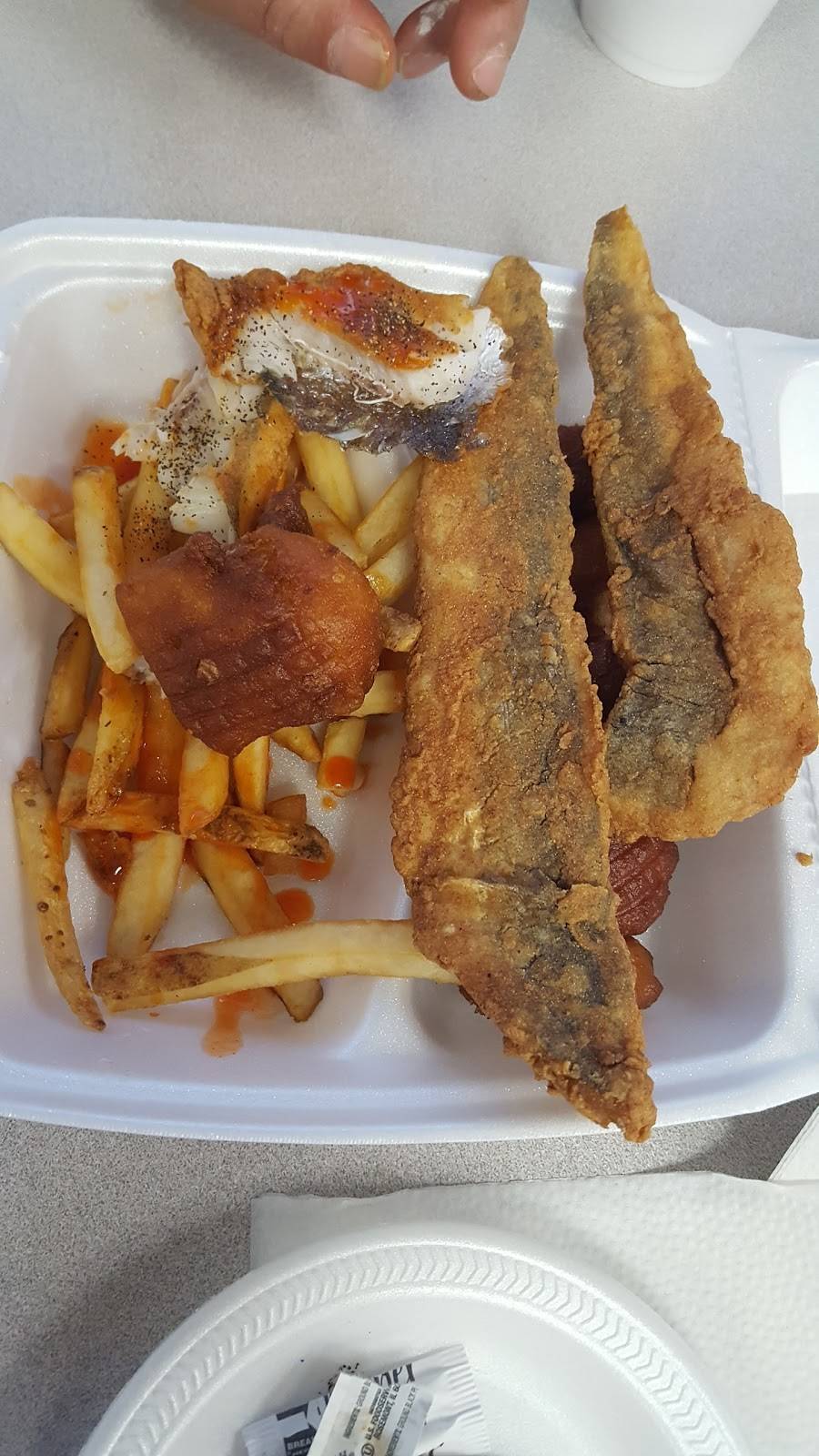 Country Fish Fry | restaurant | 3416 N Main St, Hope Mills, NC 28348, USA | 9104256101 OR +1 910-425-6101