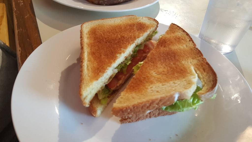 Bentleys at the Outhouse | restaurant | 200 Main St W, Hartselle, AL 35640, USA | 2567545188 OR +1 256-754-5188