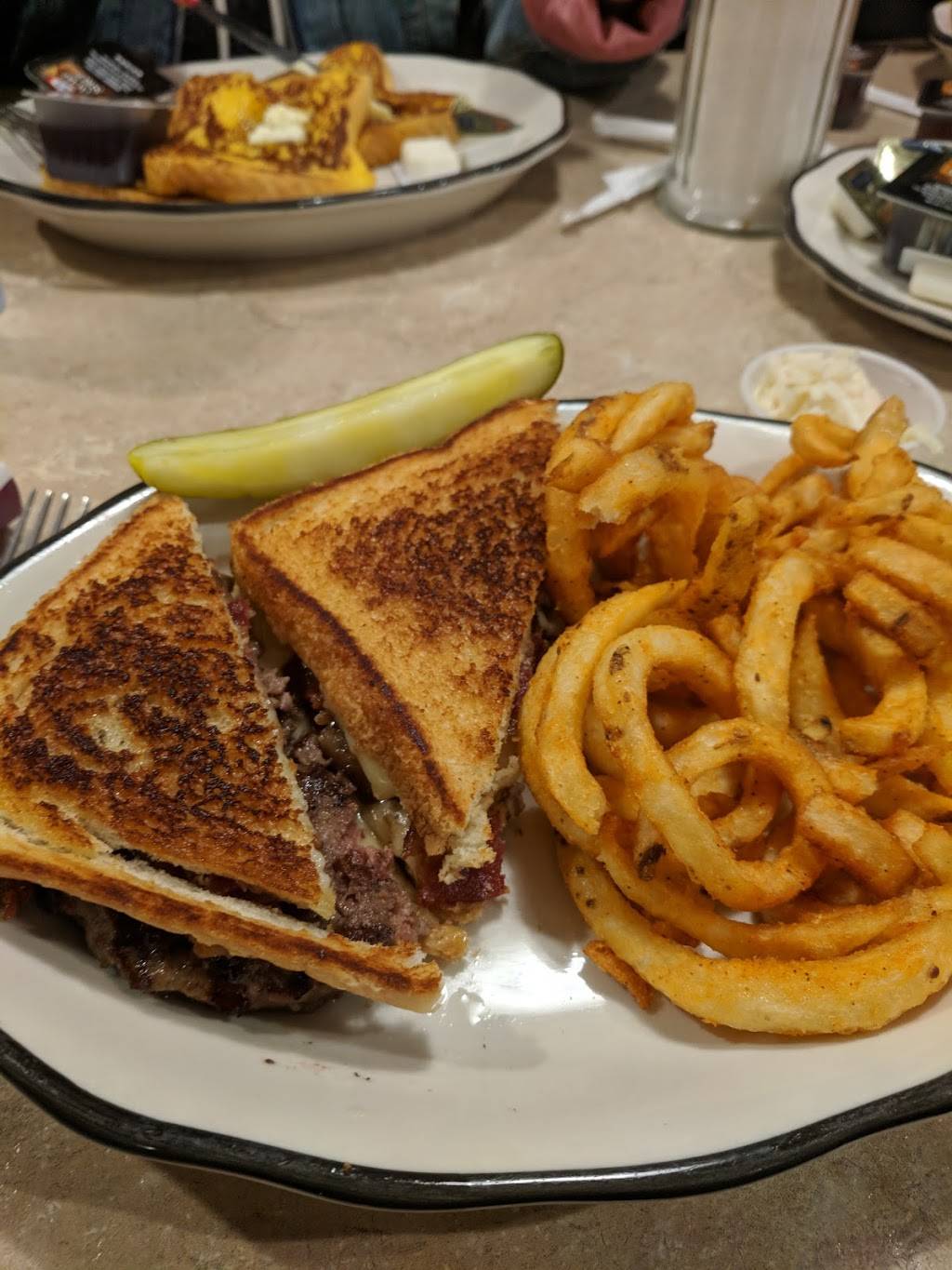 Hamden Town House | restaurant | 2256 Whitney Ave, Hamden, CT 06518, USA | 2032888118 OR +1 203-288-8118