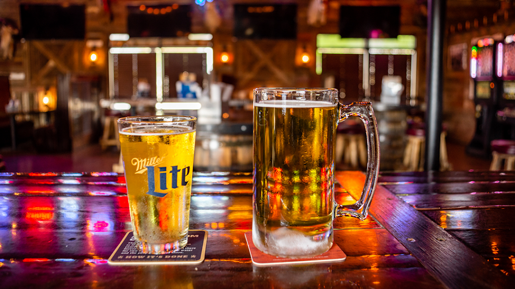 Chucks Bar | restaurant | 600 N Santa Fe Ave, Salina, KS 67401, USA | 7854043225 OR +1 785-404-3225